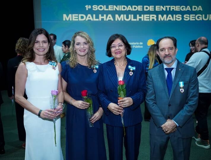 Magistrados associados recebem a Medalha Mulher Mais Segura